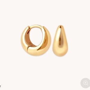 Astrid & Miyu Dome Huggies in Gold